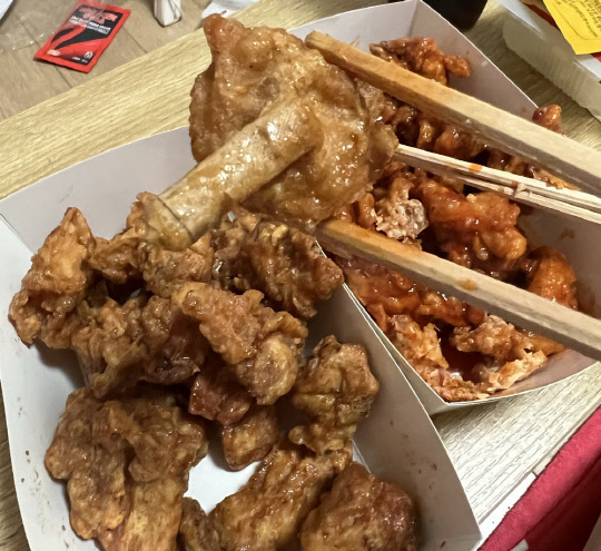 온라인 커뮤니티 네이트판에 올라온 담배꽁초 튀긴 치킨.<네이트판 캡처>